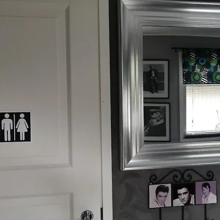 Huone Kahdelle, Oma Sisaeaenkaeynti Ja Pysaekoeinti