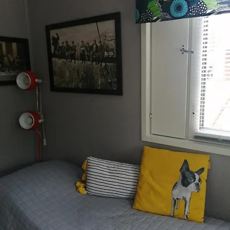 Huone Kahdelle, Oma Sisaeaenkaeynti Ja Pysaekoeinti