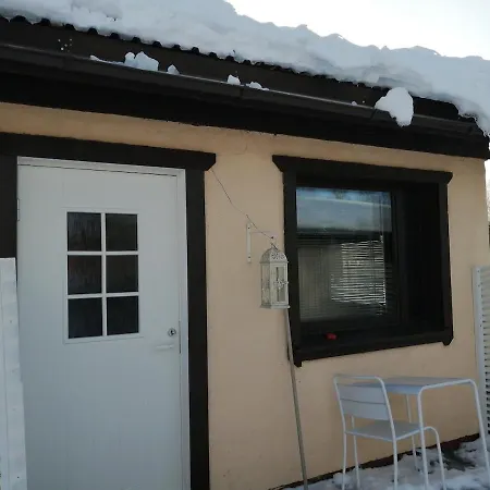 Huone Kahdelle, Oma Sisaeaenkaeynti Ja Pysaekoeinti