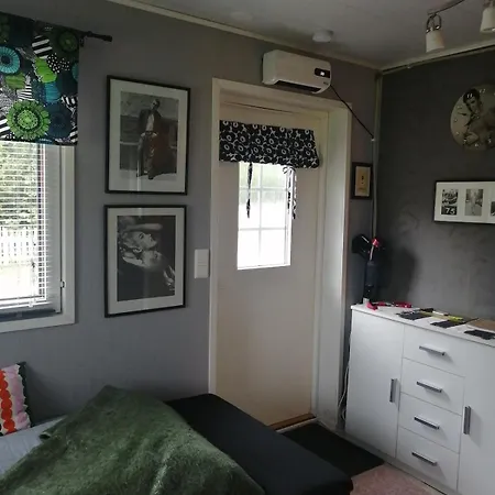 Huone Kahdelle, Oma Sisaeaenkaeynti Ja Pysaekoeinti *