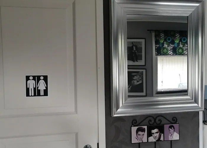 Huone Kahdelle, Oma Sisaeaenkaeynti Ja Pysaekoeinti