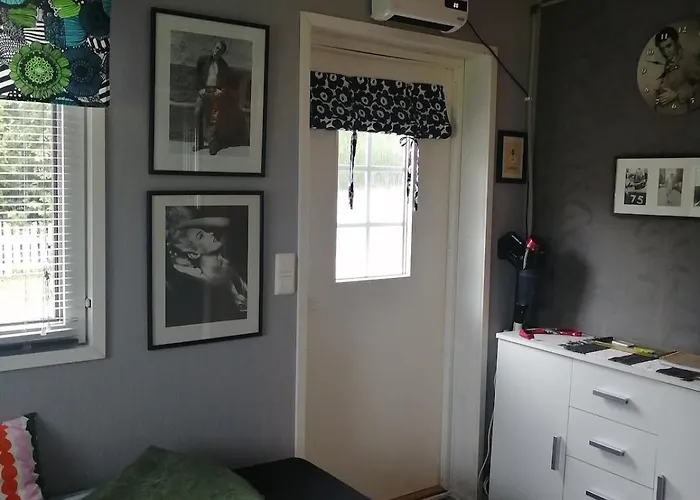 Huone Kahdelle, Oma Sisaeaenkaeynti Ja Pysaekoeinti *